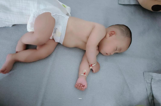 代怀生子好找吗几个月宝宝可以竖抱